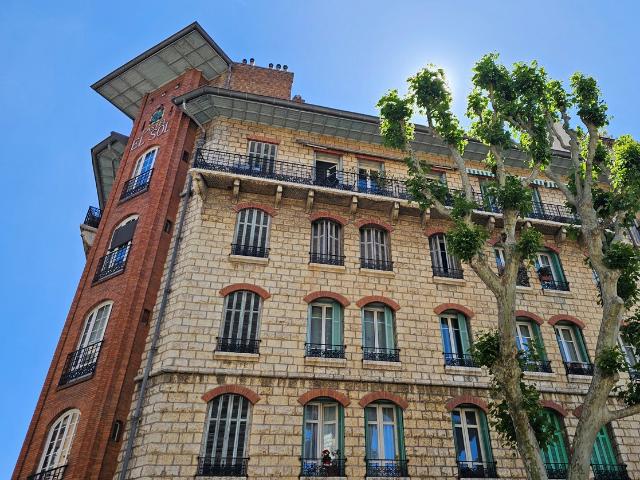 Proche Place de la Libération Grand 4P avec extérieur