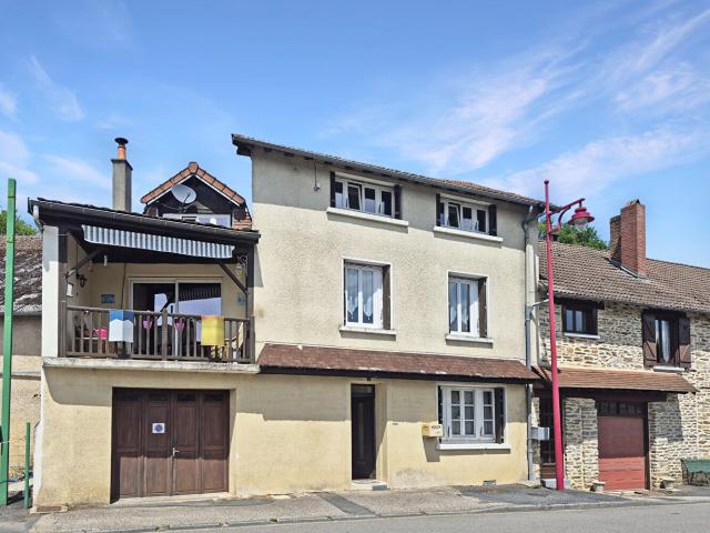 HAUTE VIENNE. COUSSAC BONNEVAL. Maison de village comprenant 3 chambres, un grand atelier, un garage et une vue imprenable depuis le jardin