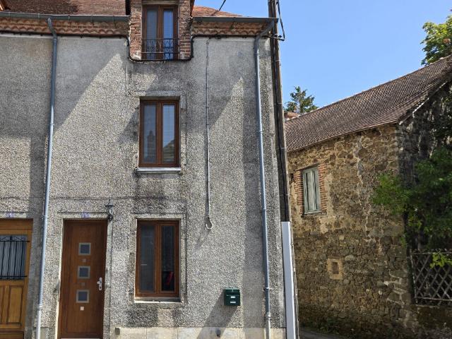 HAUTE VIENNE: Charmante maison de ville à Magnac Laval, avec jardin et chalet, à deux pas des commodités