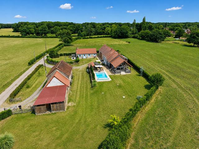 HAUTE VIENNE Magnifique propriété de campagne avec piscine, gîte, grange et plus de 4986 m2 de terrain
