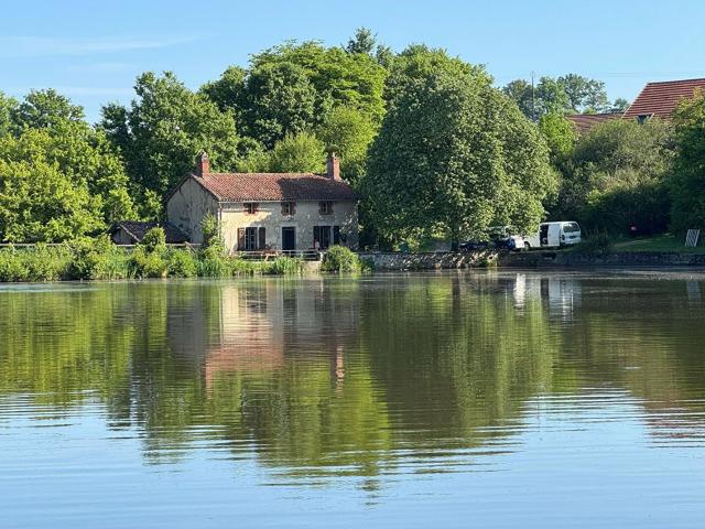 HAUTE VIENNE Proche NEXON Superbe propriété avec un lac à carpes de 2,3 hectares
