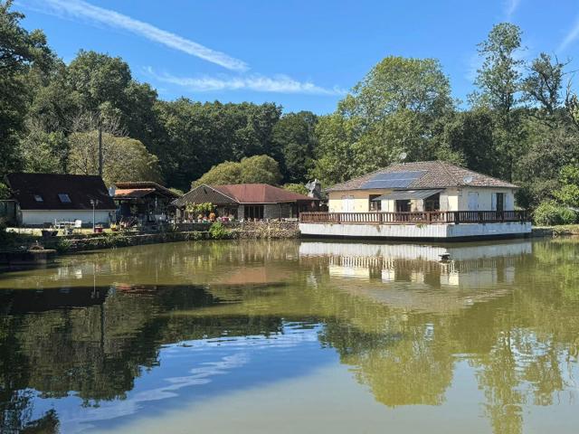 HAUTE VIENNE Proche CHATEAUPONSAC Superbe Propriété Au Bord D'un Lac Et D'une Rivière, Sans Voisins, Avec 2 Gîtes
