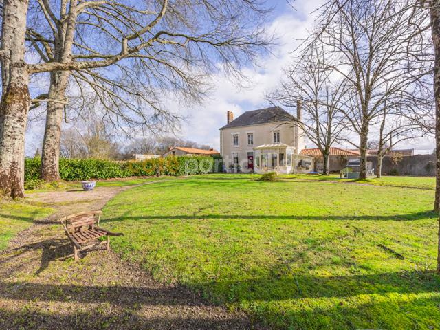 HAUTE GOULAINE MAISON DE MAITRE 450M2 HABITABLES PARC DE 9899M2 DEPENDANCES