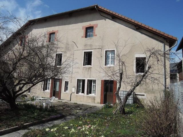 HAUTEVILLE ancienne ferme de village en pierre avec petit terra