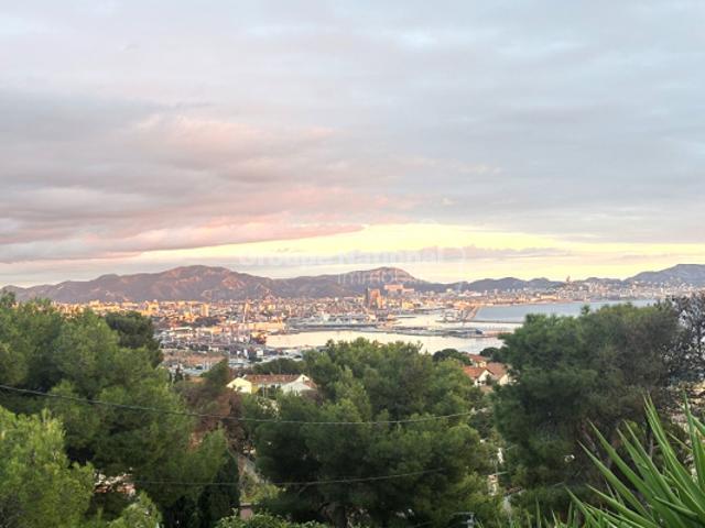 HAUTS DE L'ESTAQUE, calme et vue mer pour cette belle maison de construction traditionnellede type 5 de 110 m² avec garage double, sous sol, piscine et terrasses sur 1043 m² de