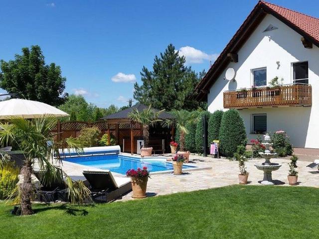 Hauptstadtmakler Bezugsfreies Traumhaus mit Pool und Baulandreserve