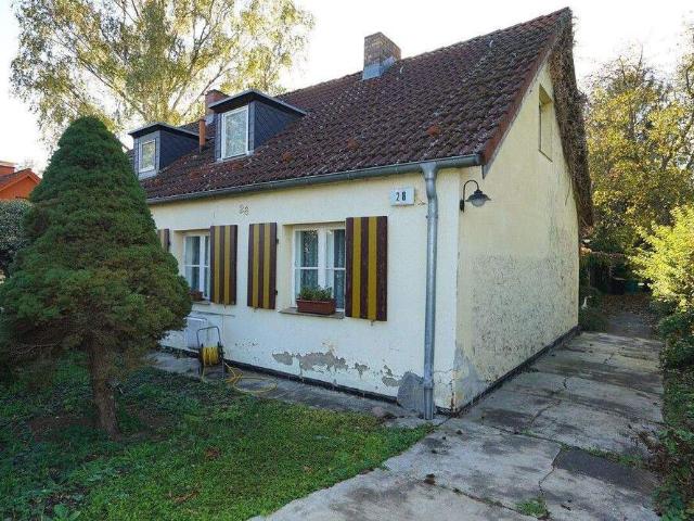 Hauptstadtmakler Bezugsfreies und erweiterungsfähiges Haus mit großem Grundstück