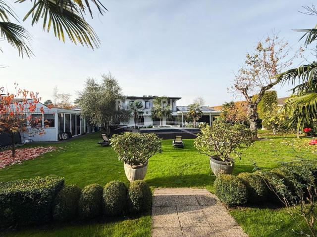 Haus mit 5 Schlafzimmern und Pool Großes bewaldetes Grundstück
