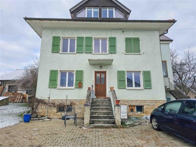 2 Wohnung Haus mit einem grossen Atelier, das ein grossartiges Potenzial auf einem Grundstück von über 1000 m2 bietet