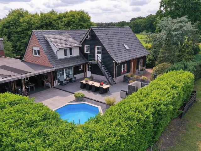 Haus mit Wohnung und luxuriösem Außenleben!
