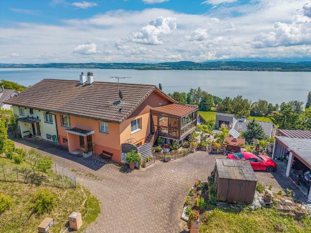 Haus mit Blick auf den Moratsee und der Möglichkeit, zusätzlich zum bestehenden Haus oder zur Wohnung ein weiteres Haus oder eine Wohnung zu bauen