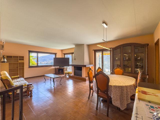 Haus mit drei Wohnungen mit Seeblick in Ponte Tresa