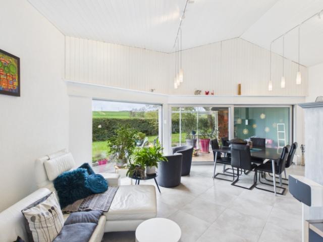 Haus mit einzigartiger zeitgenössischer Architektur mit Garten, Veranda und großer Garage