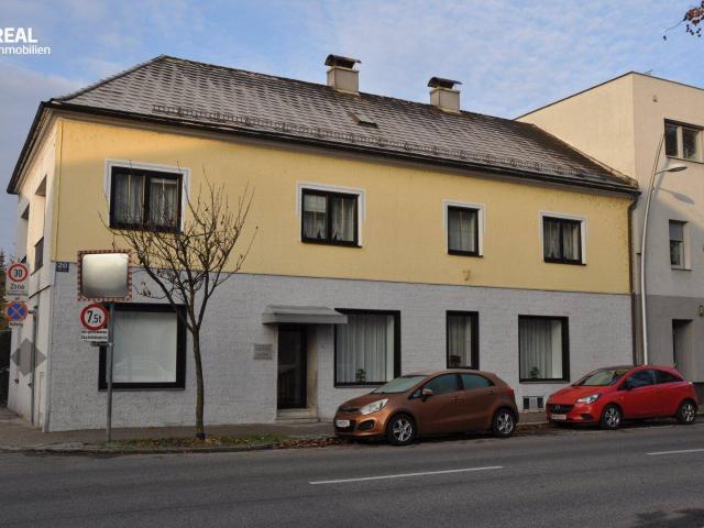 Haus mit großer Wohnung und Geschäft/Büro/Praxis mitten in Amstetten!