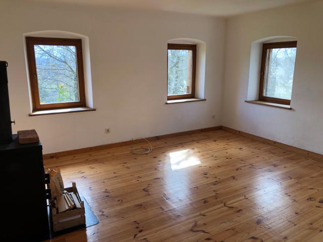 Haus mit kleinem Garten in ruhiger Wohnidylle