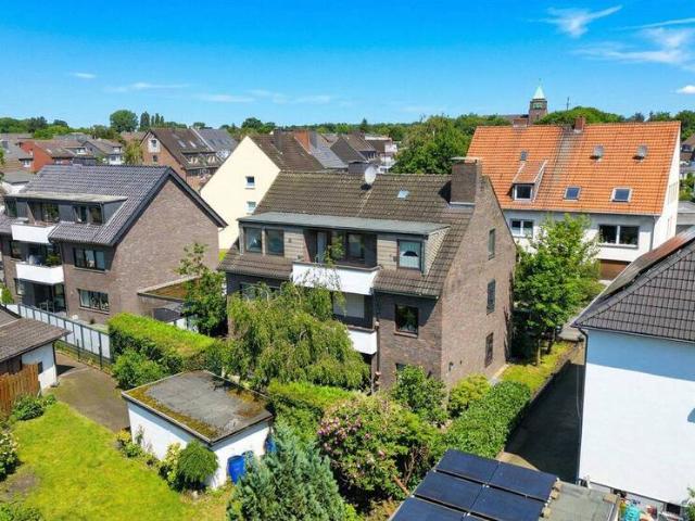 Haus mit Pool, zwei Balkonen, Terrasse und zwei Garagen Gestaltungspotential, Zweifamilienoption
