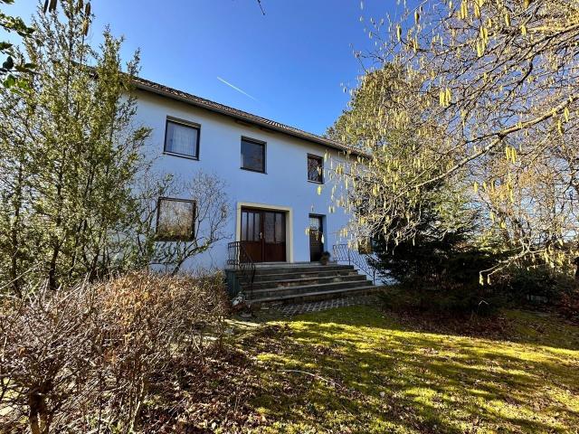 Haus auf riesigem Grundstück mit Entwicklungspotential und Stall in Roetgen