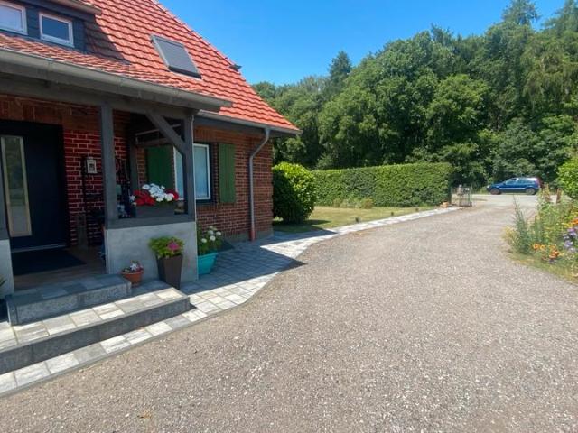 Haus, Hof mit Scheune
