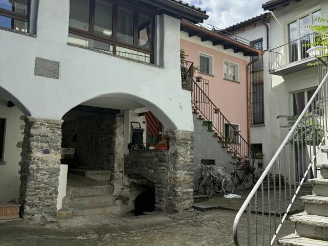 Haus im Dorfkern Nucleo von Losone mit zwei 2 Zimmer Wohnungen