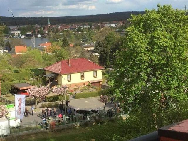 Haus in Hanglage mit Seeblick