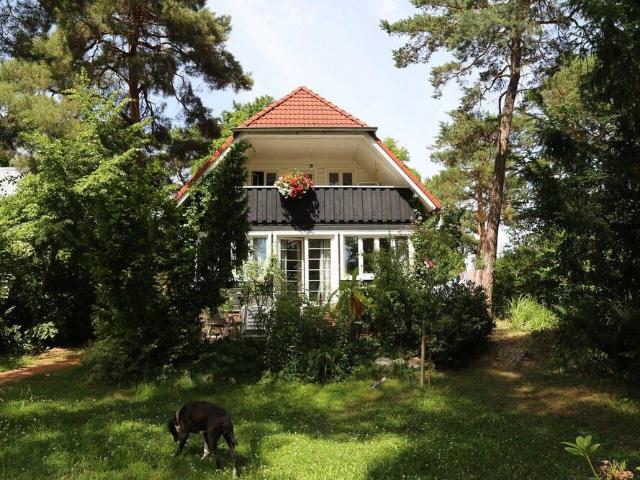 Haus in idyllischer Lage mit dahinterliegendem Neubau
