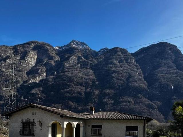 Haus in Iragna mit Bauland zu verkaufen