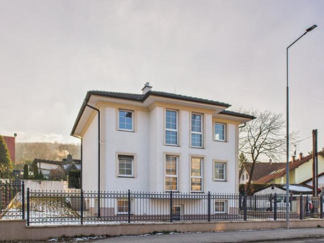 Haus kaufen in Kierling: Klassische Eleganz, 4 Zimmer & hochwertige Markenausstattung