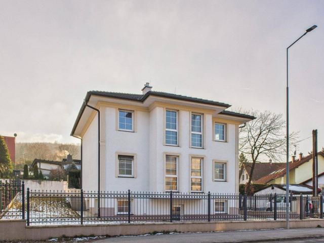 Haus kaufen in Kierling: Klassische Eleganz, 4 Zimmer & hochwertige Markenausstattung