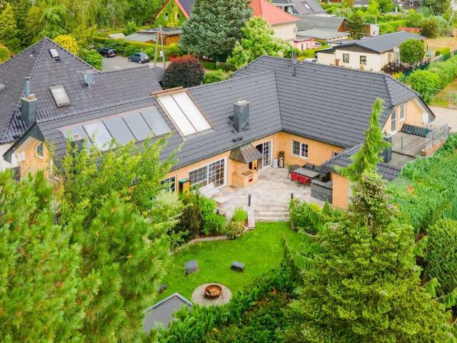 Haus zum Kaufen in Hoppegarten 1.200.000,00 EUR 341.22 m²