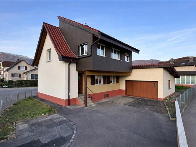 Haus zur Renovierung mit 5,5 Zimmern und Atelier in Delémont