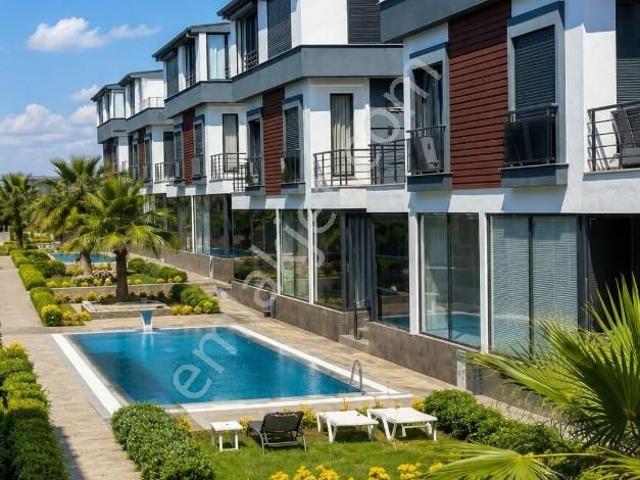 Havuzlu Güvenlikli Site İçerisinde Satılık Villa