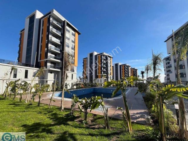 Havuzlu Kapalı Otoparklı Site İçinde Geniş Ve Lüks 1+1