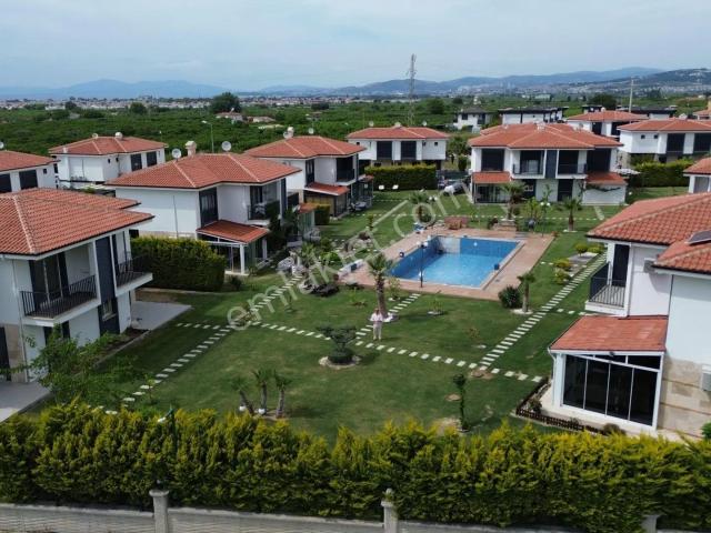 Havuzlu Prestijli Sitede 3+1 Villa