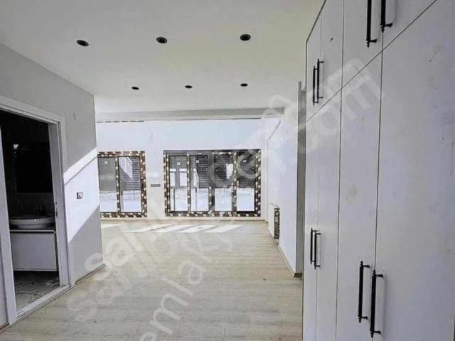 Havuzlu Vıllakent Girişi Trıpleks Villa