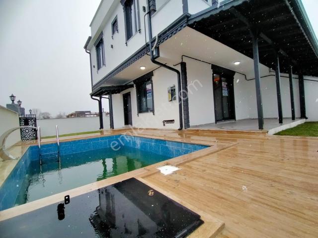 Havuzlu 3+1 Emsalsiz Özel Tasarım Ultra Lüks Villa Satılık