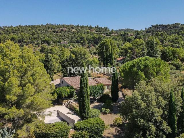 Havre de paix au cœur de la nature avec vaste terrain arboré 153m² Tourtour