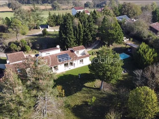 Havre de paix avec vue imprenable sur les Pyrénées GIMONT, maison familiale T7 de 226m2 avec terrain de 12129m2 en partie boisé, pool house, double garage en sous sol et piscine