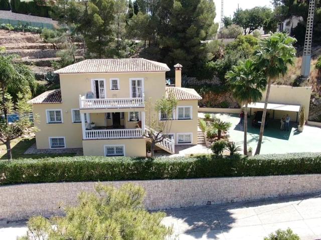 Hay: piscina privada, estacionamiento abierto, jardín, 2 ter. 304m² Jávea Xabia