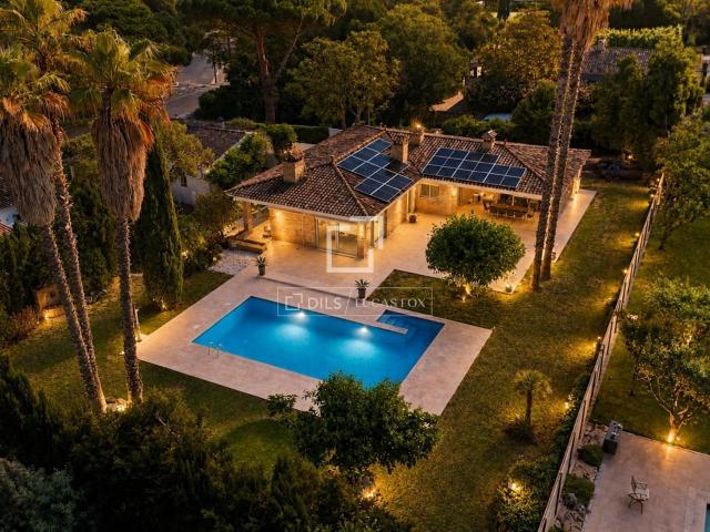 Dils Lucas Fox presenta esta amplia y cómoda villa en la con. 453m² Santa Cristina d'Aro