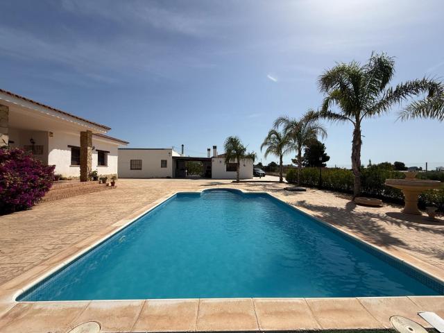 Hay propiedades que simplemente se visitan, y otras que se s. 289m² Agost