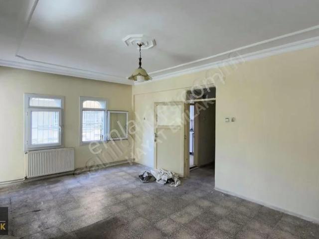 Hayat Emlak'tan Kiralık Yenişehir Emniyet Cad.arkası 3+1 / 1.kat