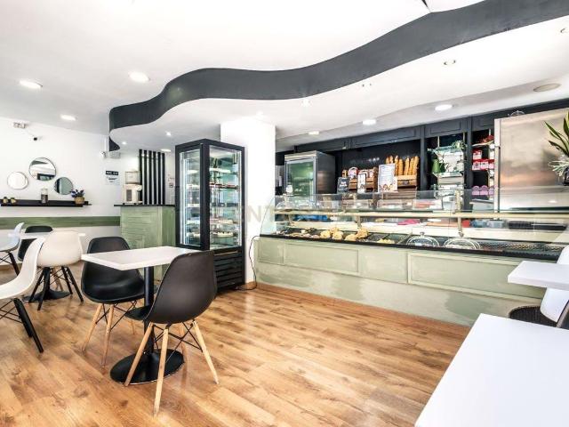 ¡Haz realidad tu proyecto! Exclusiva cafetería pastelería en traspaso con terraza en Cornellà de Llobregat