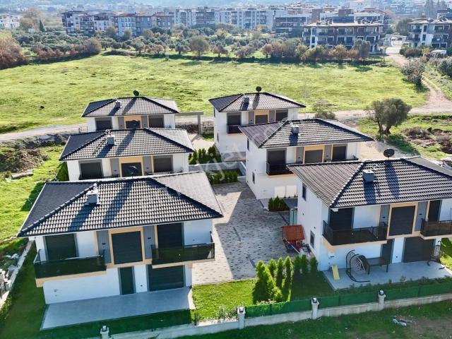 Hazardan Davutlarda Satılık Havuzlu Sitede Satılık 3+1 Tek Müstakil Villa