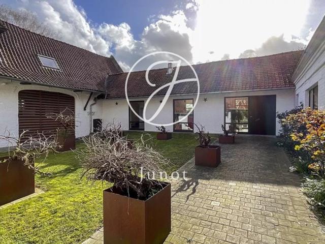 HEM – ferme au carré à vendre 9 pièces – 398m² 6 chambres Appartement indépendant Jardin – Piscine – Garage Box