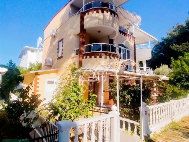 Hem Orman Hem Deniz: Akbükte Oksijen Deposu Konumda Müstakil Ev