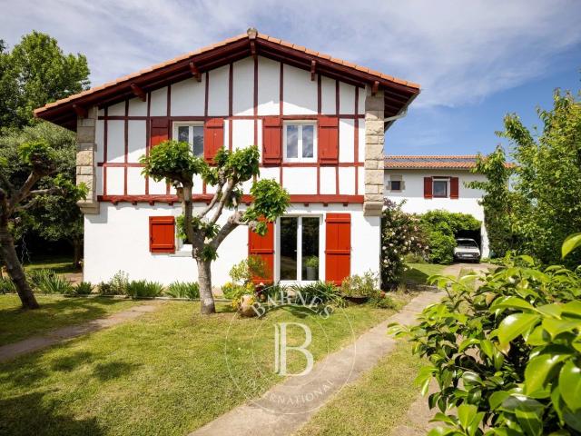 Hendaye, Quartier Lissardy, Belle Maison Avec Jardin 176m² Hendaye