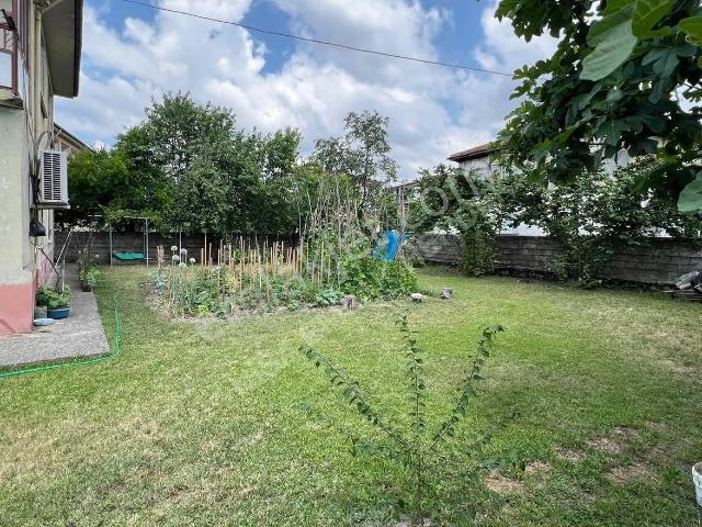 Hendek Bayraktepe'de Satılık 2+1 İki Katlı, 596m² Arsa Üzerinde