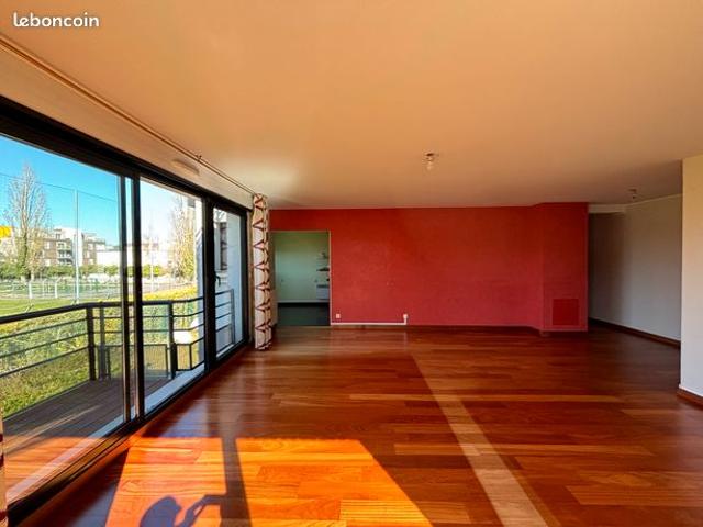 Henriille apt de type 4 terrasse et garages