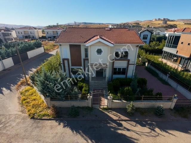 Hedef Emlak'tan Başarı Villaları Yanında Lüx Satılık 7+1villa