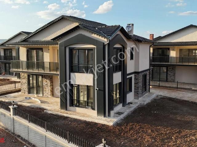 Hedef Emlaktan Karşıyakada Satılık Ultra Lüx 5+1 Villa Fırsatı